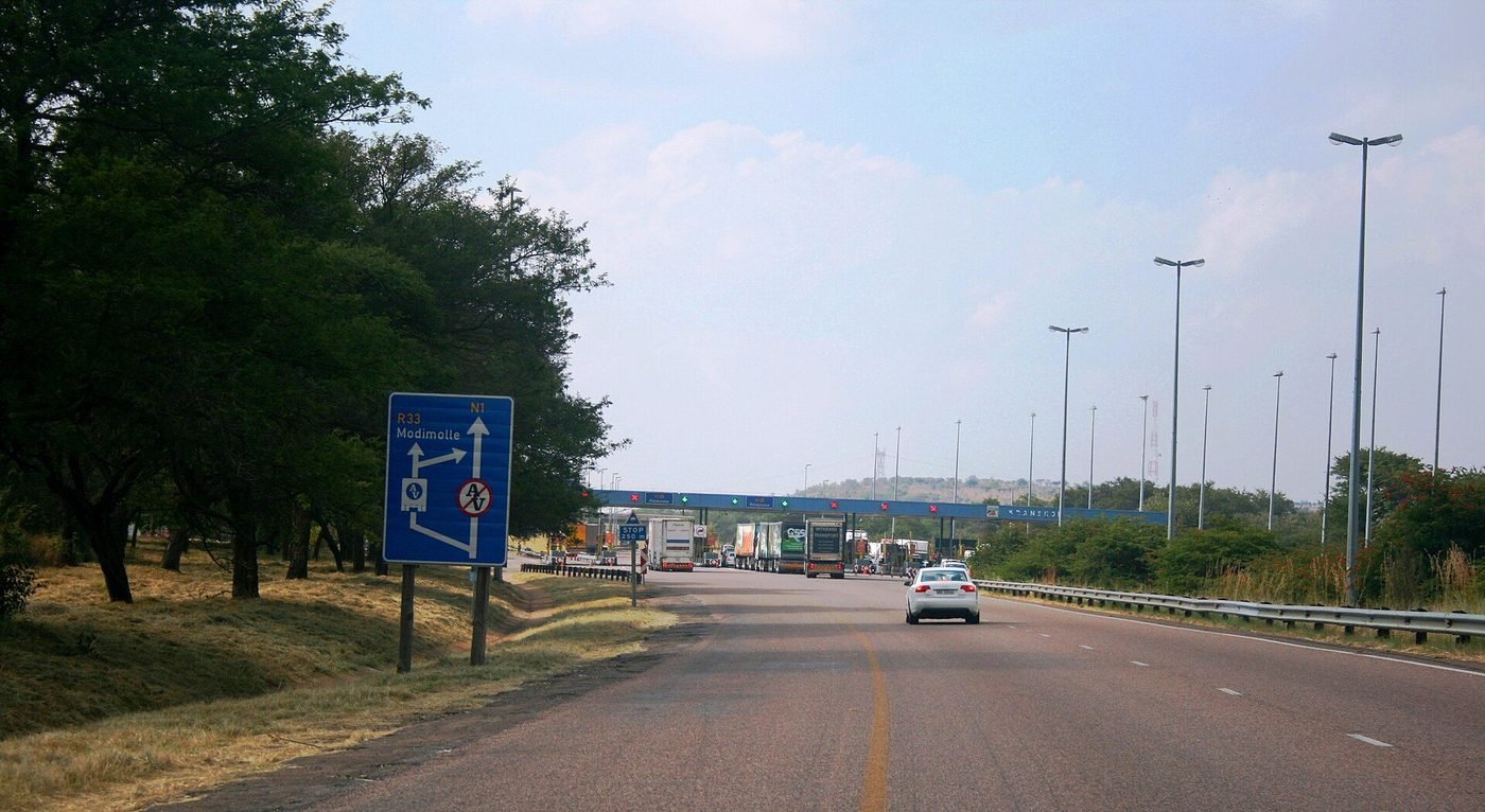 Cars approaching a toll plaza on a South African national road